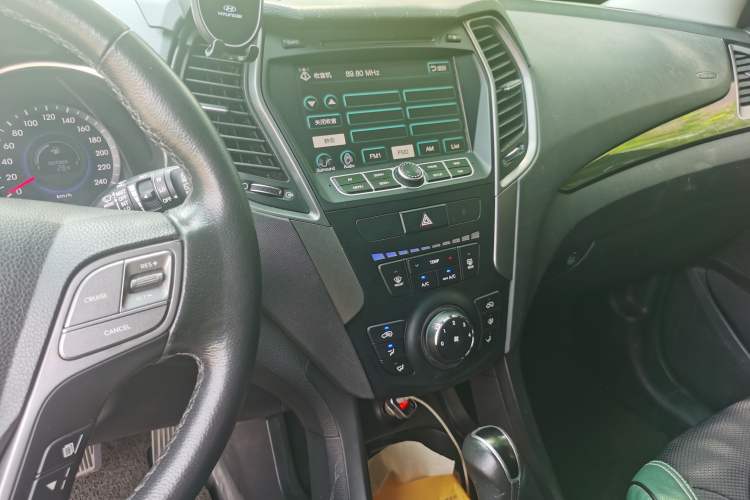 Used Hyundai Santa Fe 2013 2.4L Automatic 2WD Comfort Edition Audio And AC Panel