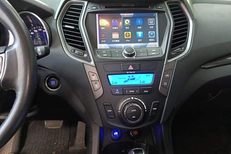 Used Hyundai Santa Fe 2013 2.4L Automatic 4x4 Prestige Edition Audio And AC Panel