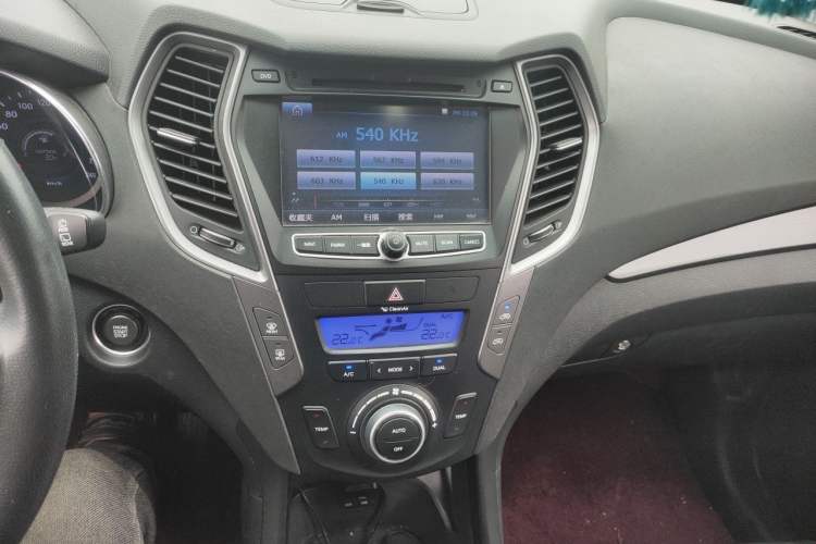 Used Hyundai Santa Fe 2013 2.4L Automatic Two-Wheel Drive Smart Version Audio And AC Panel