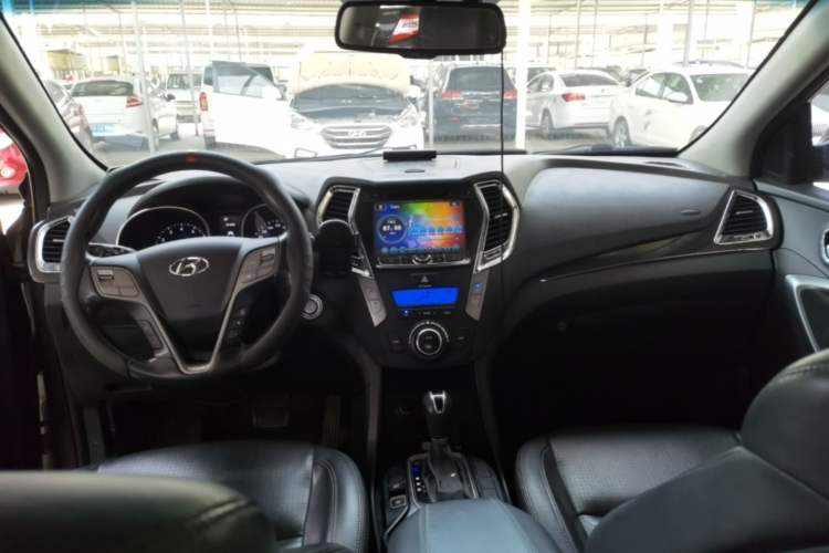 Used Hyundai Santa Fe 2013 2.4L Automatic Two-Wheel Drive Smart Version Center Console