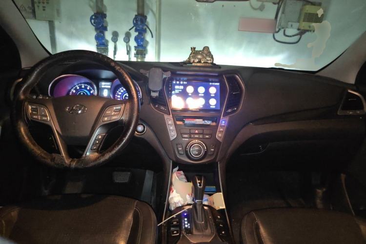 Used Hyundai Santa Fe 2013 2.0T Automatic All-Wheel Drive Top Trim Center Console