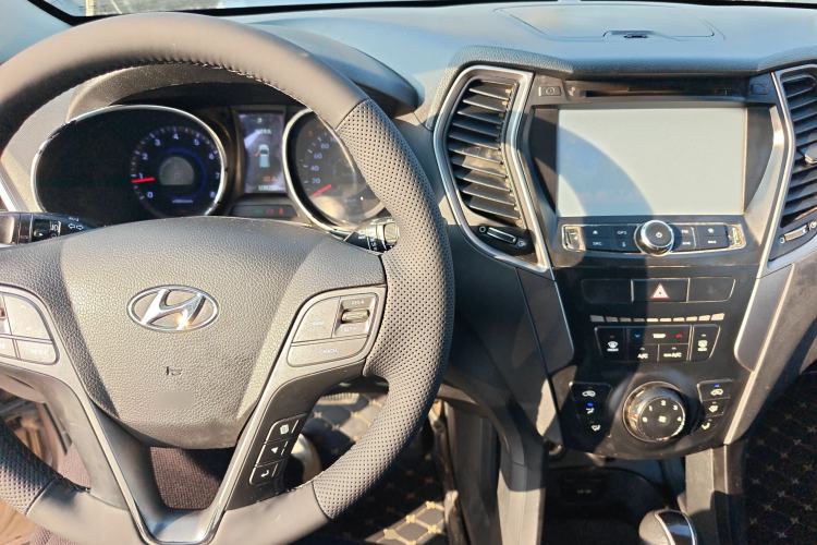Used Hyundai Santa Fe 2013 2.4L Automatic 2WD Comfort Edition Center Console