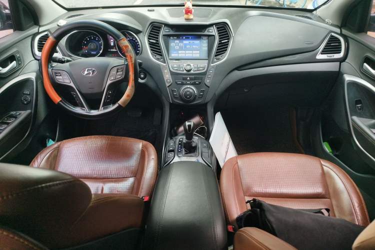 Used Hyundai Santa Fe 2013 Revised Version 2.4L Automatic All-Wheel Drive Luxury Trim Center Console
