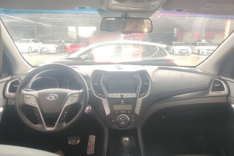 Used Hyundai Santa Fe 2013 2.4L Automatic Two-Wheel Drive Smart Version Center Console