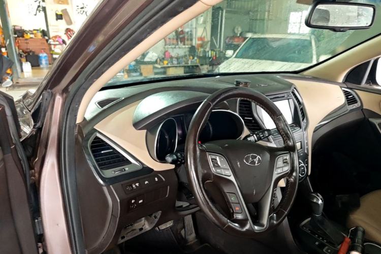 Used Hyundai Santa Fe 2013 2.4L Automatic Two-Wheel Drive Smart Version Center Console