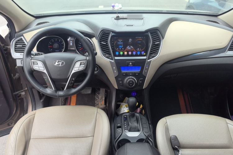 Used Hyundai Santa Fe 2013 2.4L Automatic 4x4 Smart Version Center Console