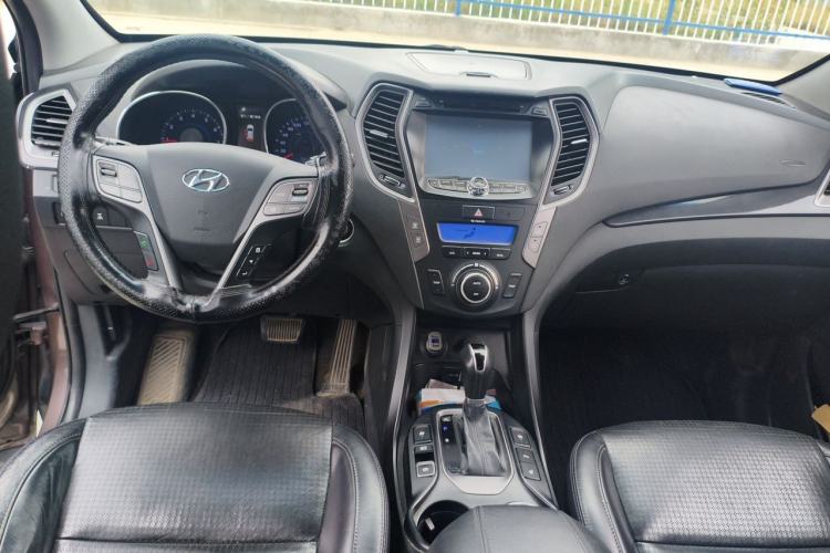 Used Hyundai Santa Fe 2013 2.0T Automatic All-Wheel Drive Top Trim Center Console