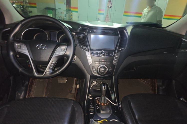Used Hyundai Santa Fe 2013 2.0T Automatic All-Wheel Drive Top Trim Center Console