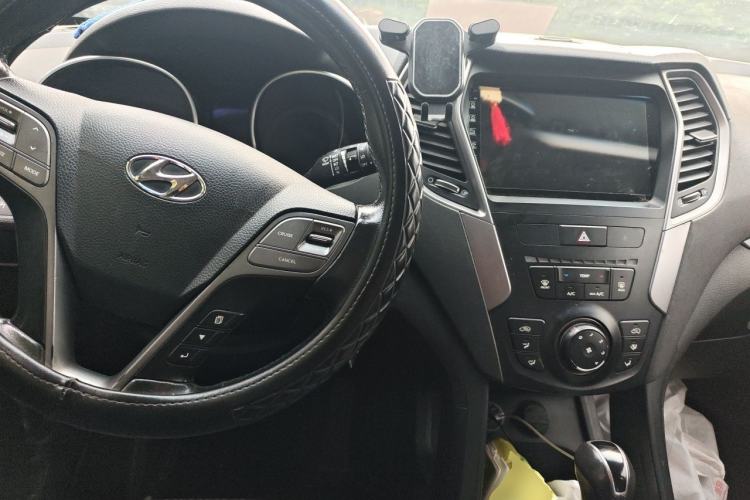 Used Hyundai Santa Fe 2013 2.4L Automatic 2WD Comfort Edition Center Console