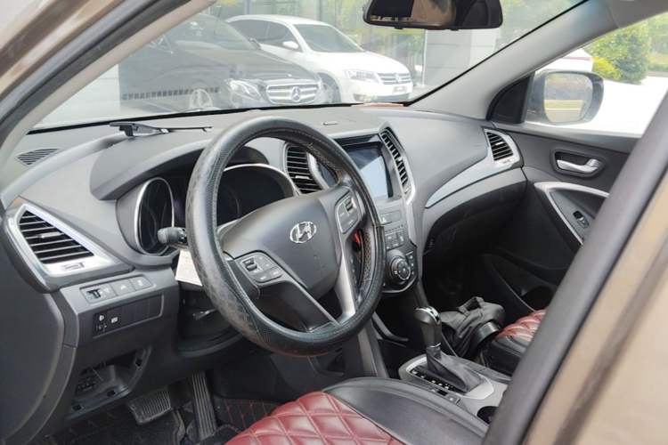 Used Hyundai Santa Fe 2013 2.4L Automatic 2WD Comfort Edition Center Console