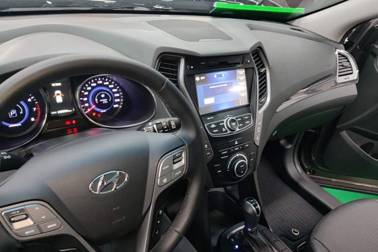 Used Hyundai Santa Fe 2013 Revised Version 2.4L Automatic All-Wheel Drive Smart Type Center Console