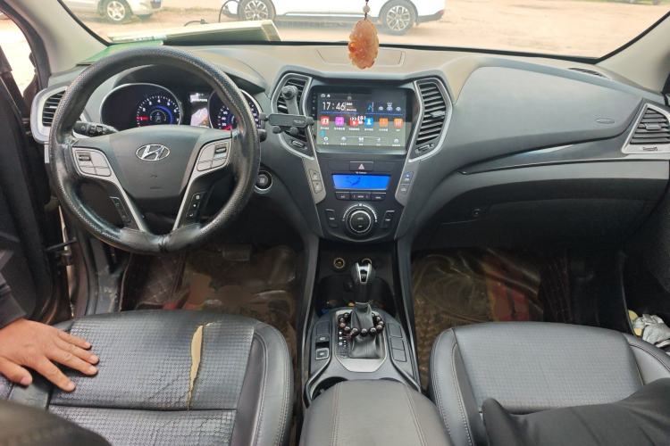 Used Hyundai Santa Fe 2013 2.4L Automatic Two-Wheel Drive Smart Version Center Console