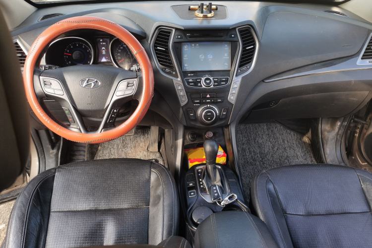 Used Hyundai Santa Fe 2013 Revised Version 2.4L Automatic All-Wheel Drive Luxury Trim Center Console