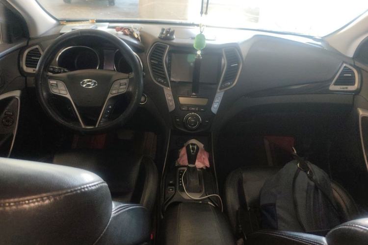 Used Hyundai Santa Fe 2013 2.4L Automatic Two-Wheel Drive Smart Version Center Console