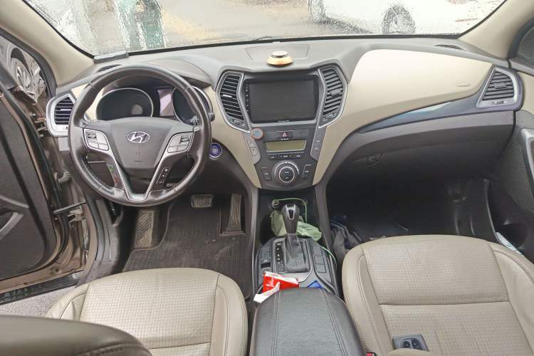 Used Hyundai Santa Fe 2013 2.4L Automatic Two-Wheel Drive Smart Version Center Console