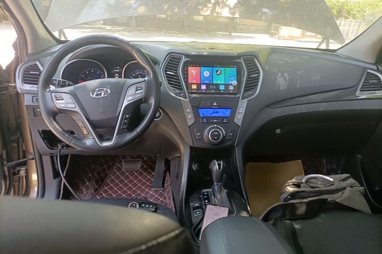 Used Hyundai Santa Fe 2013 2.4L Automatic Two-Wheel Drive Smart Version Center Console
