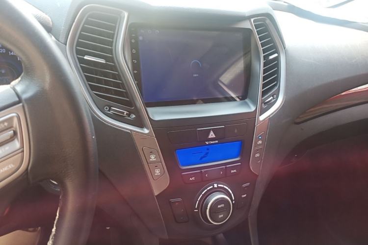 Used Hyundai Santa Fe 2013 2.4L Automatic Two-Wheel Drive Smart Version Center Console