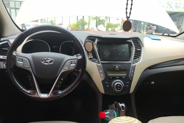 Used Hyundai Santa Fe 2013 2.4L Automatic Two-Wheel Drive Smart Version Center Console