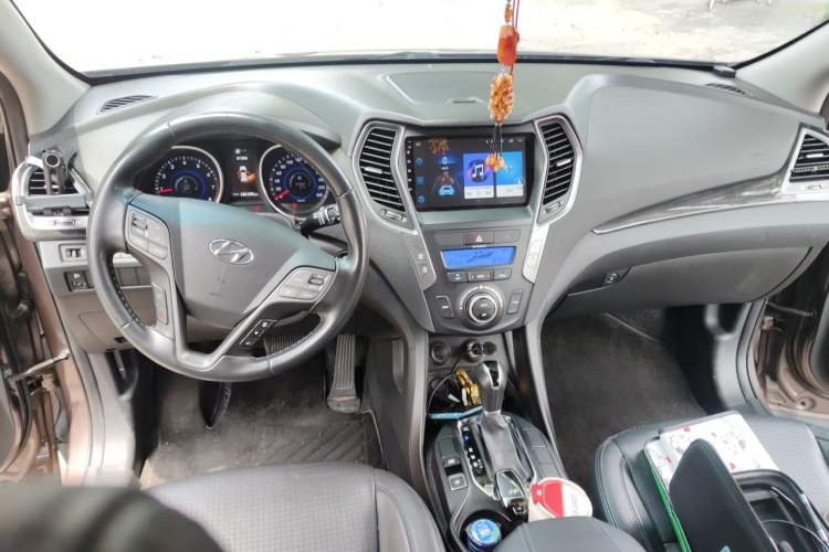 Used Hyundai Santa Fe 2013 2.4L Automatic Two-Wheel Drive Smart Version Center Console