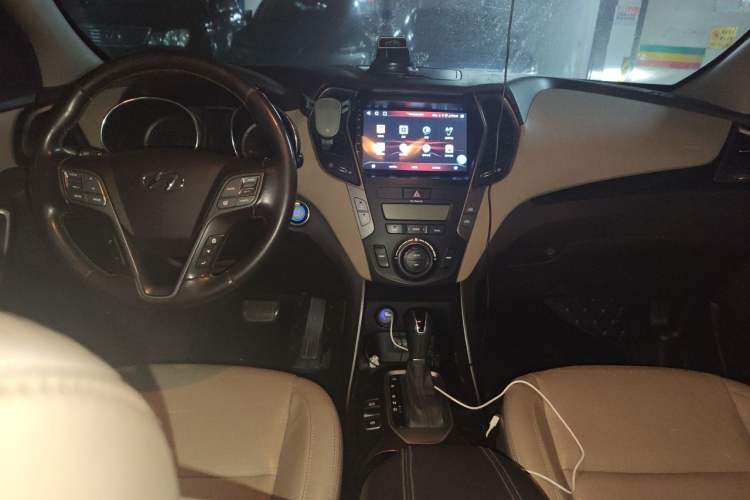 Used Hyundai Santa Fe 2013 2.4L Automatic 4x4 Smart Version Center Console