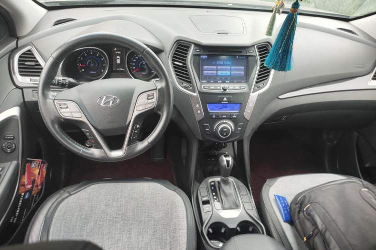 Used Hyundai Santa Fe 2013 2.4L Automatic Two-Wheel Drive Smart Version Center Console