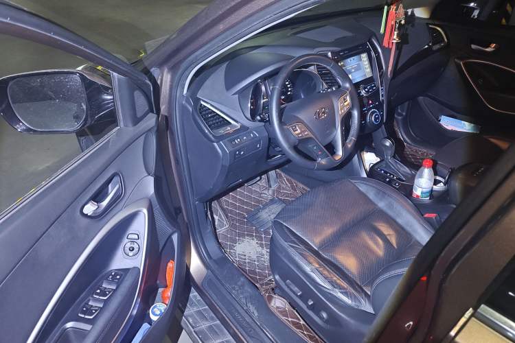 Used Hyundai Santa Fe 2013 2.4L Automatic 4x4 Prestige Edition Driver Seat