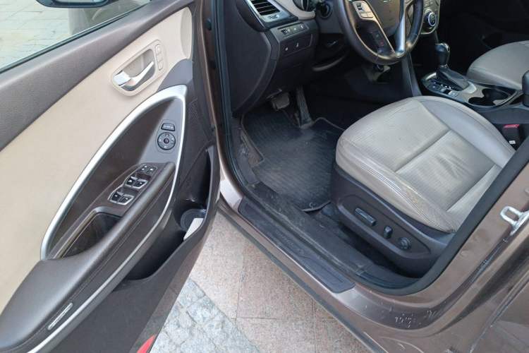 Used Hyundai Santa Fe 2013 2.4L Automatic 4x4 Prestige Edition Driver Seat