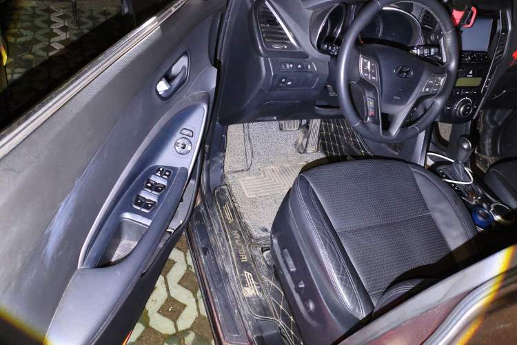 Used Hyundai Santa Fe 2013 2.4L Automatic Two-Wheel Drive Smart Version Driver Seat