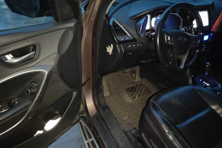 Used Hyundai Santa Fe 2013 2.4L Automatic Two-Wheel Drive Smart Version Driver Seat