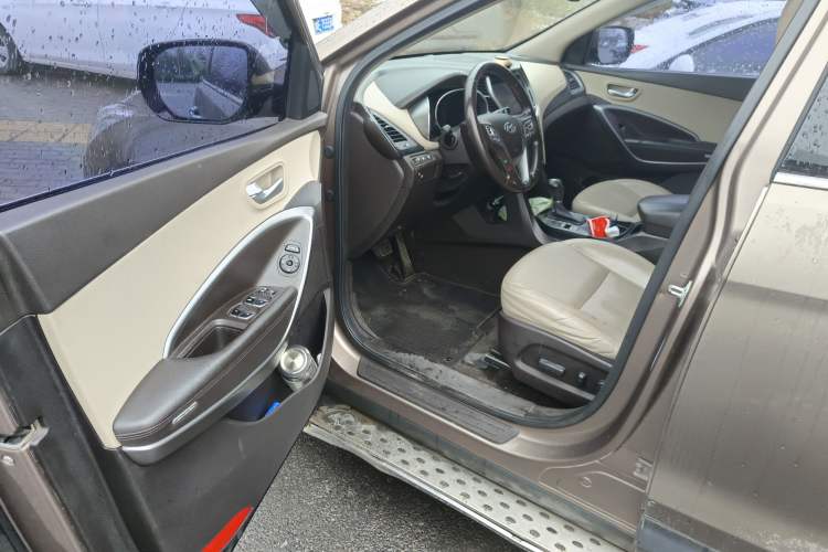 Used Hyundai Santa Fe 2013 2.4L Automatic Two-Wheel Drive Smart Version Driver Seat
