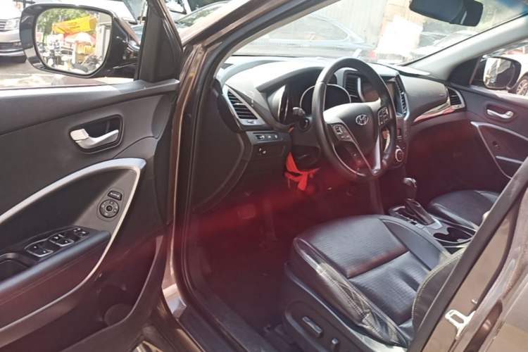 Used Hyundai Santa Fe 2013 2.4L Automatic Two-Wheel Drive Smart Version Driver Seat