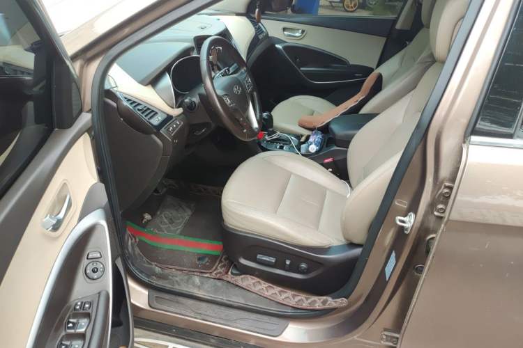 Used Hyundai Santa Fe 2013 2.4L Automatic Two-Wheel Drive Smart Version Driver Seat