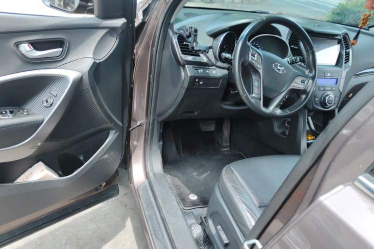 Used Hyundai Santa Fe 2013 2.4L Automatic Two-Wheel Drive Smart Version Driver Seat