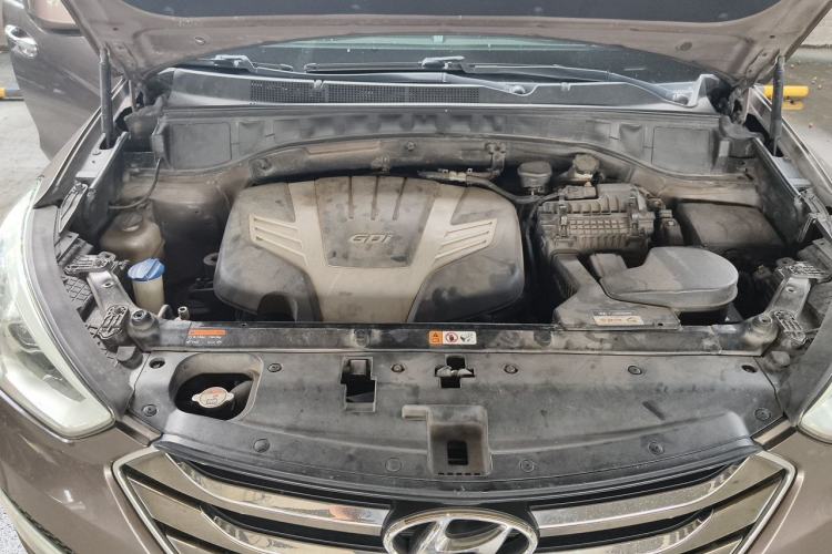 Used Hyundai Santa Fe  Engine Bay