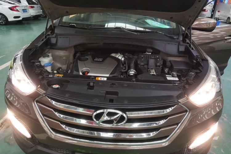 Used Hyundai Santa Fe 2013 2.0T Automatic Two-Wheel Drive Fashion Edition Engine Bay