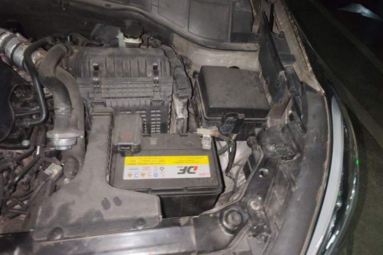 Used Hyundai Santa Fe 2013 2.0T Automatic All-Wheel Drive Top Trim Engine Bay Left