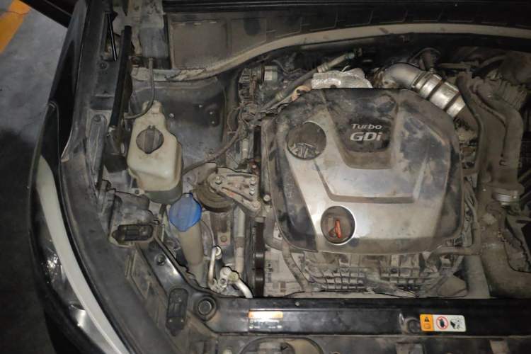 Used Hyundai Santa Fe 2013 2.0T Automatic All-Wheel Drive Top Trim Engine Bay Right