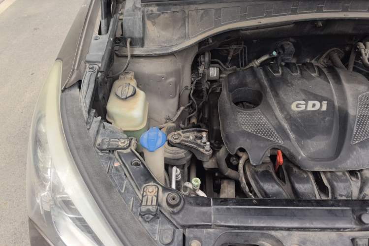 Used Hyundai Santa Fe 2013 2.4L Automatic 4x4 Smart Version Engine Bay Right