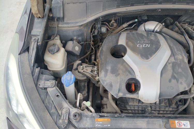 Used Hyundai Santa Fe 2013 2.0T Automatic All-Wheel Drive Top Trim Engine Bay Right