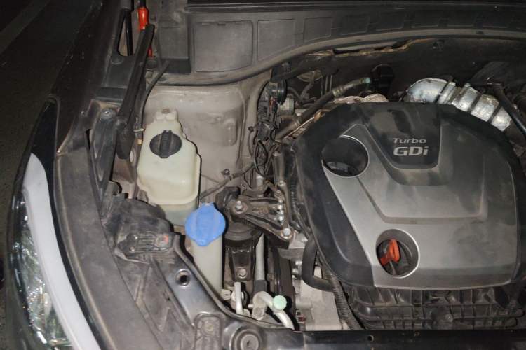Used Hyundai Santa Fe 2013 2.0T Automatic All-Wheel Drive Top Trim Engine Bay Right