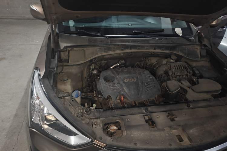Used Hyundai Santa Fe 2013 2.4L Automatic 4x4 Prestige Edition Engine Bay Right