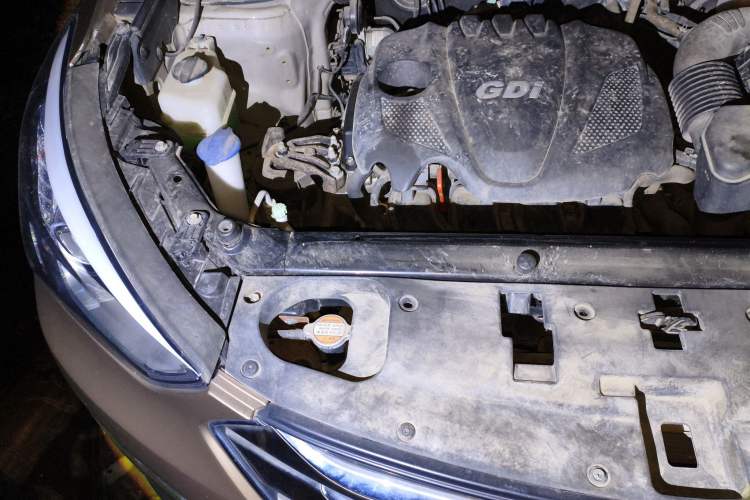 Used Hyundai Santa Fe 2013 2.4L Automatic Two-Wheel Drive Smart Version Engine Bay Right