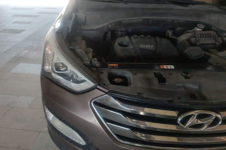 Used Hyundai Santa Fe 2013 2.4L Automatic Two-Wheel Drive Smart Version Engine Bay Right