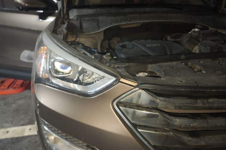 Used Hyundai Santa Fe 2013 2.4L Automatic 4x4 Smart Version Engine Bay Right