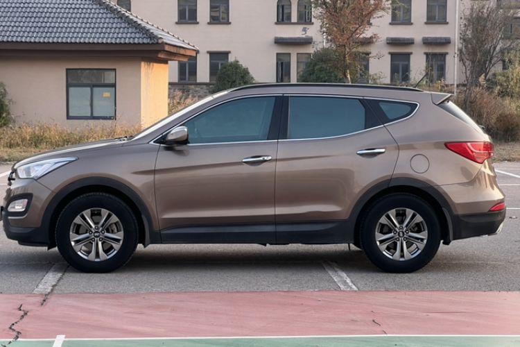 Used Hyundai Santa Fe 2013 2.4L Automatic Two-Wheel Drive Smart Version Exterior 1
