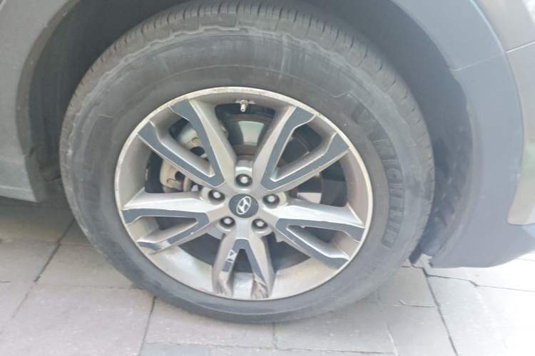 Used Hyundai Santa Fe 2013 Revised Version 2.4L Automatic All-Wheel Drive Luxury Trim Exterior 1