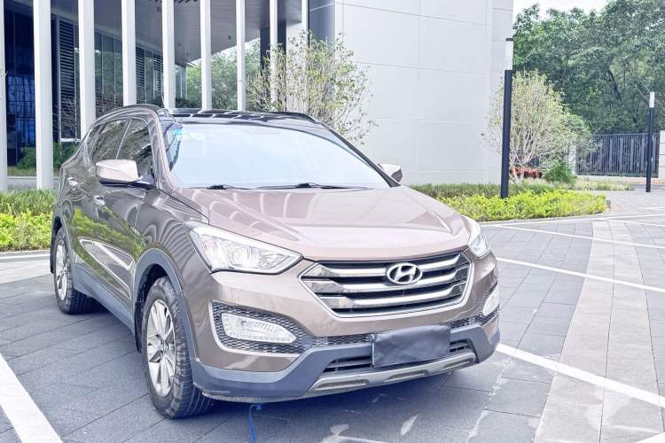 Used Hyundai Santa Fe 2013 Revised Version 2.4L Automatic All-Wheel Drive Luxury Trim Exterior 2