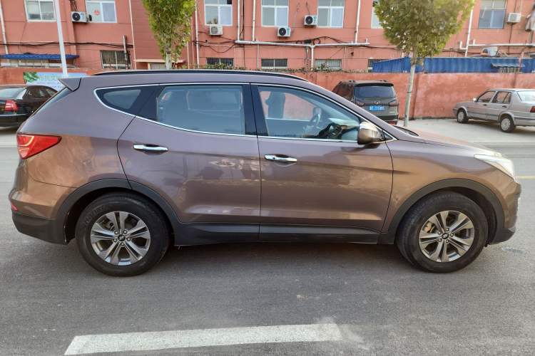Used Hyundai Santa Fe 2013 2.4L Automatic Two-Wheel Drive Smart Version Exterior 2