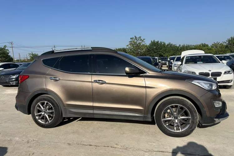 Used Hyundai Santa Fe 2013 Revised Version 2.4L Automatic All-Wheel Drive Luxury Trim Exterior 4
