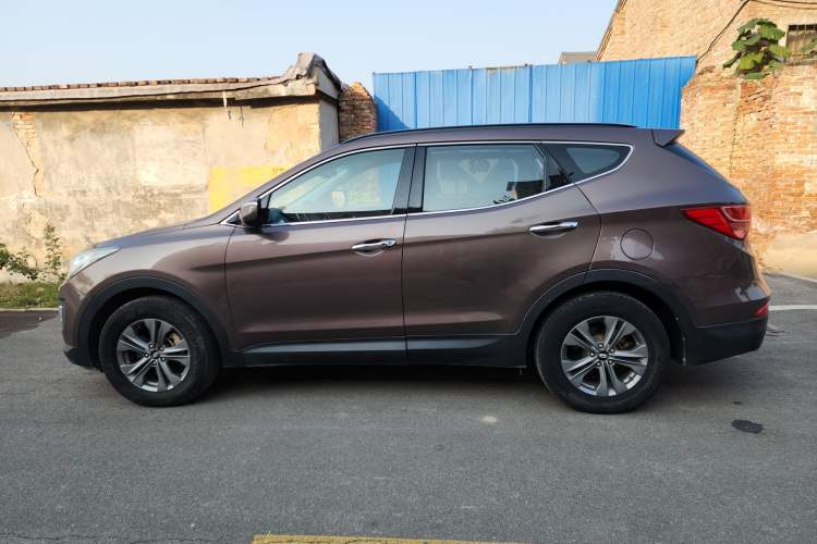 Used Hyundai Santa Fe 2013 2.4L Automatic Two-Wheel Drive Smart Version Exterior 5